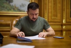 乌克兰总统签署法令延长战时状态和总动员令90天