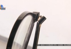 女子餐厅内撞上玻璃，香奈儿眼镜当场报废还缝了好几针，店家仅补偿400元？